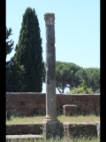 06748 ostia - regio iv - insula v - macellum (iv,v,2) - hof mit podium - mittlere saeule.jpg